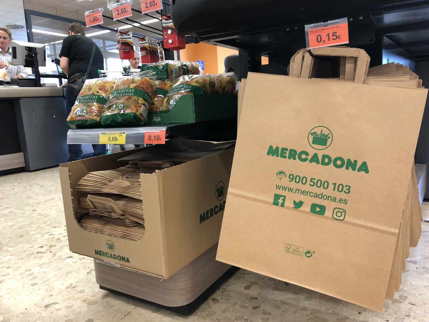 El supermercado mantendrá la cesta de rafia como alternativa reutilizable.