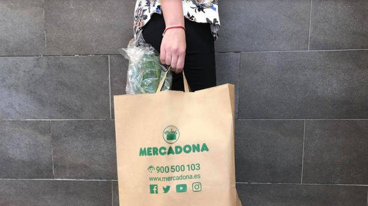 Mercadona ha sustituido en 66 de sus supermercados las bolsas plásticas por las de papel reciclado.