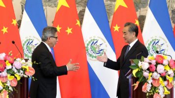 El Salvador inicia relaciones diplomáticas con China por su potencial económico.