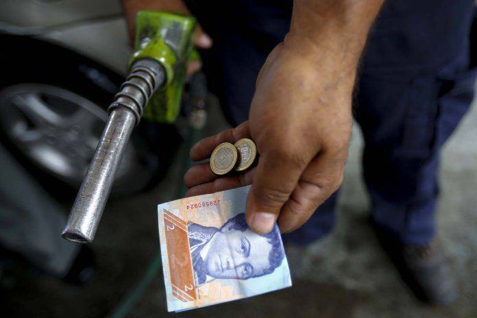 Un venezolano tendrá que gastar alrededor de 160 millones de bolívares para llenar el tanque de un vehículo estándar.