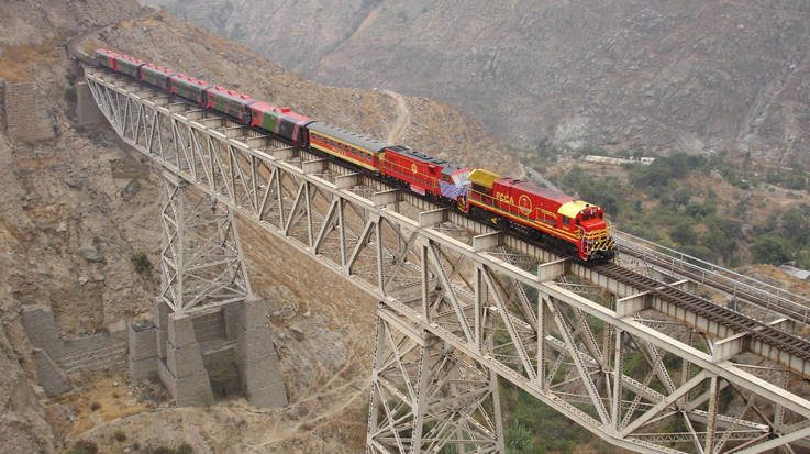 Pedro Sánchez aprovechará su gira iberoamericana para negociar la incorporación de España al proyecto del tren que unirá a Bolivia con Perú y Brasil.
