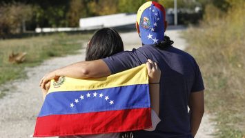 Los venezolanos ganan apoyos institucionales en España y Estados Unidos a favor de la protección temporal.