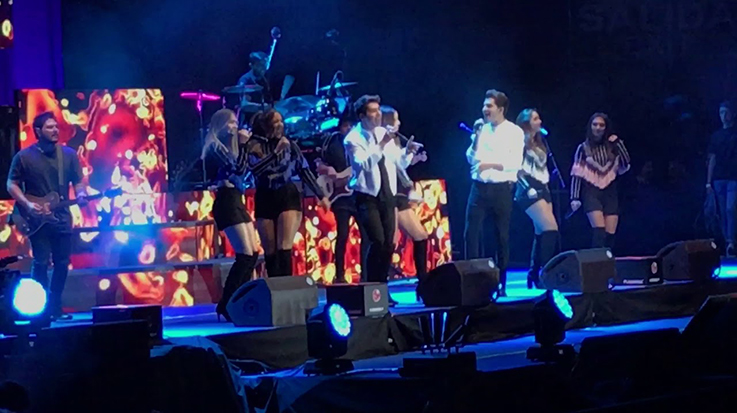 Artistas iberoamericanos cantan en el concierto solidario: #ViveDial en el WiZink Center de Madrid.