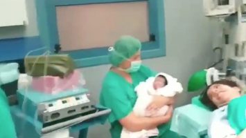 Enfermeras de un hospital en A Coruña reciben a un recién nacido cantando una pieza musical emblemática de Venezuela.