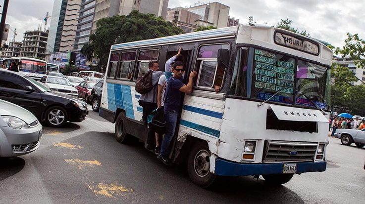 El aumento en el volumen de la población ha perjudicado a los servicios de transporte público.