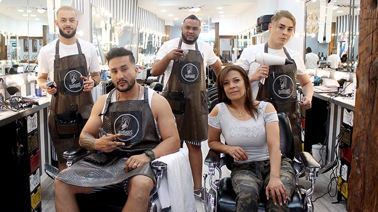 Bianca León, socia fundadora de barbería Barbados, junto a su esposo Víctor Becerra y su equipo de trabajo.
