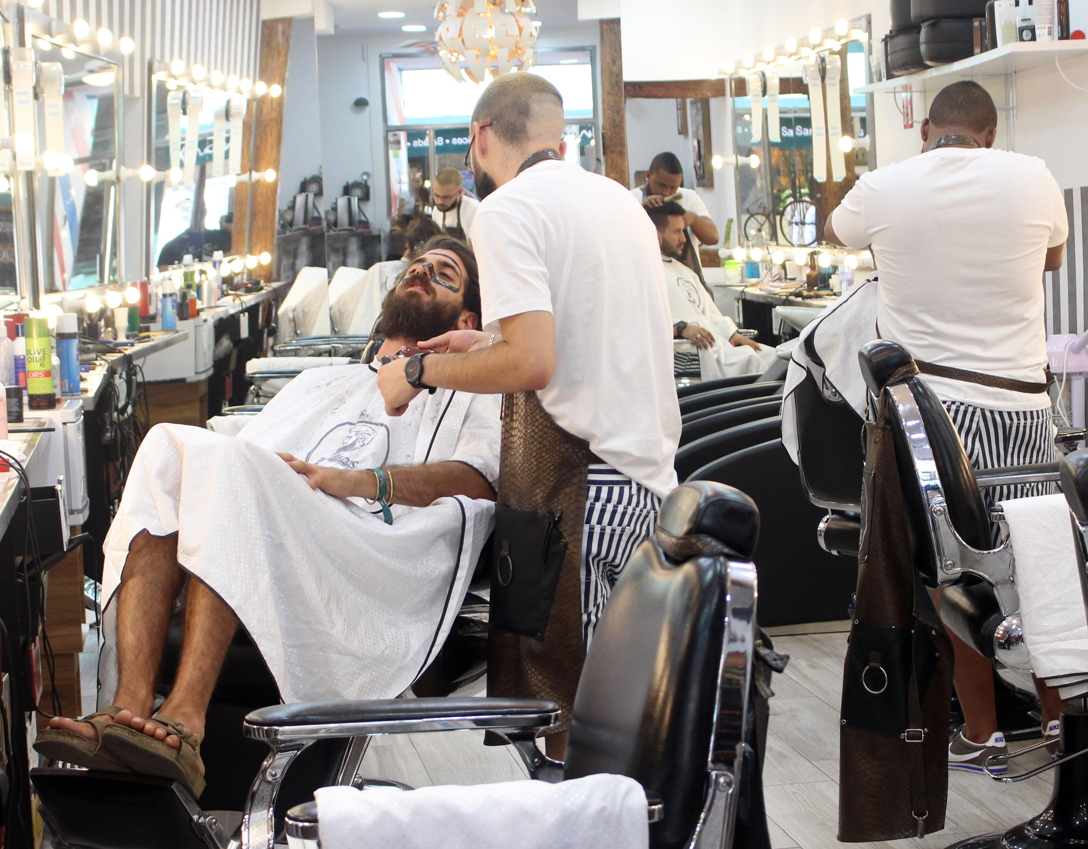 La barbería Barbados también ofrece a sus clientes el servicio de masajes faciales, depilación y maquillaje masculino.