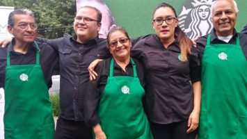 Starbucks abre un local atendido por jubilados con motivo de la crisis del sistema de pensiones mexicano.