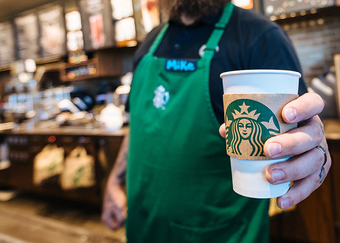 Este nuevo proyecto de Starbucks ha contratado a 14 adultos de edad avanzada como baristas.