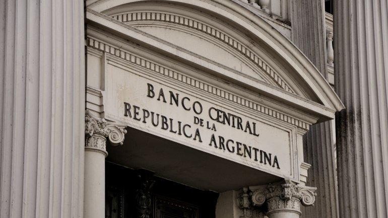 Desde que Luis Caputo ha ocupado el cargo de presidente del BCRA, el peso argentino se ha devaluado un 39 por ciento frente al dólar.