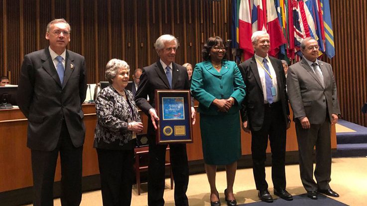 El presidente uruguayo, Tabaré Vázquez, recibe el premio a Héroe de Salud Pública de las Américas.