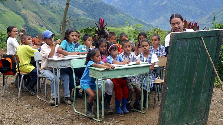 América Latina desarrolla un nuevo plan para fortalecer y renovar su política educativa.