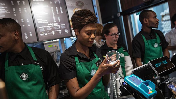 Starbucks ofrecerá servicios de cuidado infantil subsidiado para todos sus empleados de Estados Unidos.