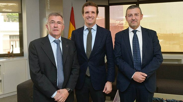 El vicepresidente primero de la FEDE, Aureliano Ruiz; el presidente del PP, Pablo Casado; y el presidente de la FEDE, Andoni Lorenzo.