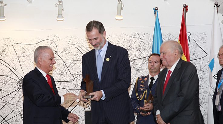 El Rey Felipe VI entrega el premio ‘Enrique V Iglesias’ a los empresarios Alejandro Bulgheroni y Enrique García.