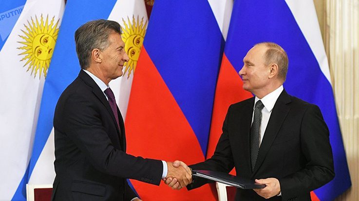 Vladímir Putin, presidente de Rusia, junto a Mauricio Macri, presidente de Argentina.
