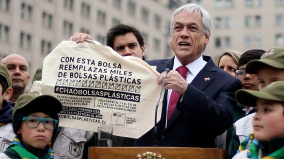 Presidente de Chile sosteniendo bolsa reusable