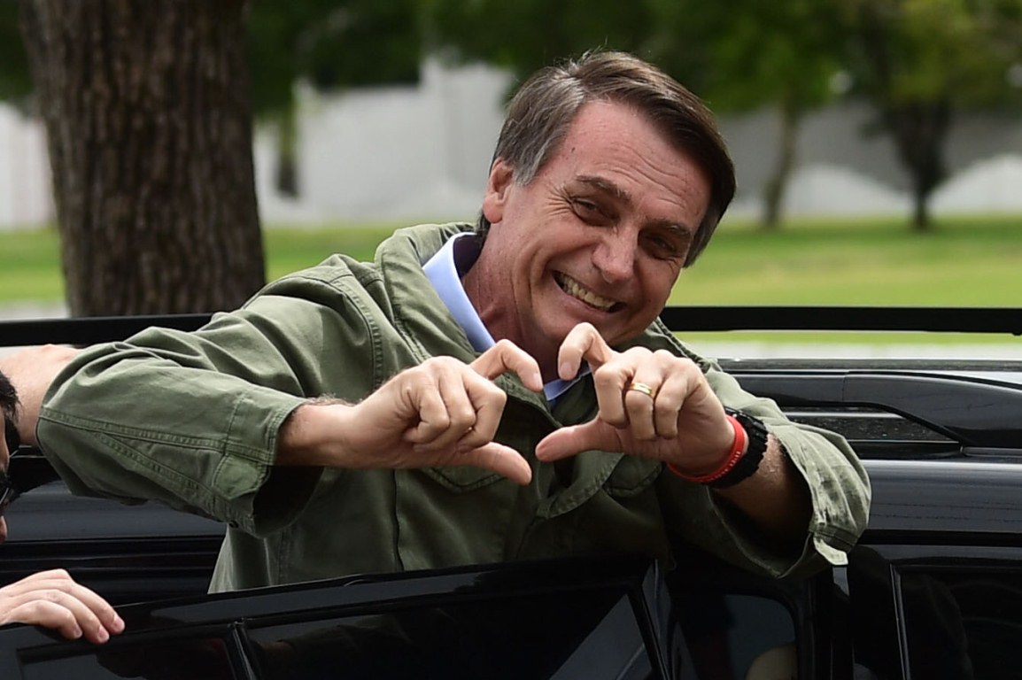 Jair Bolsonaro hace un corazón con las manos