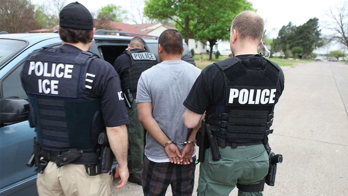 Policías ICE haciendo arresto
