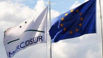 Banderas Mercosur y UE