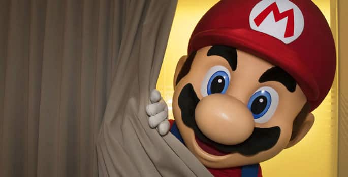 Mario detrás de cortina