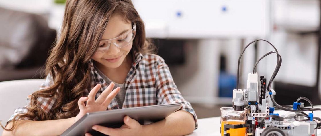 niña estudiando