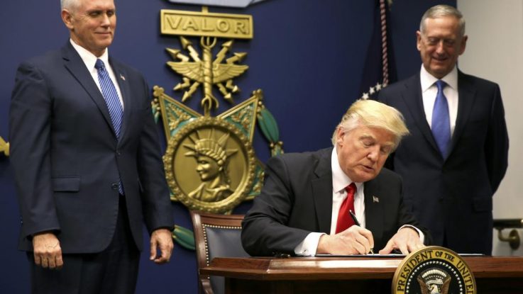 Donald Trump firma decreto Ley Helms-Burton