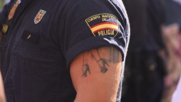 Policía con tatuajes