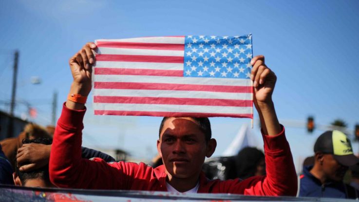 Solicitante de asilo con bandera de Estados Unidos