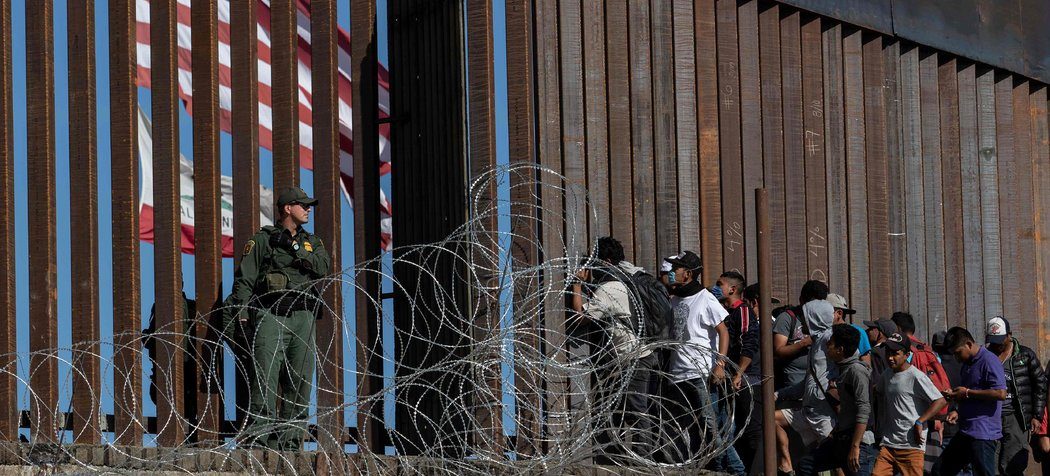 personas buscando asilo en frontera