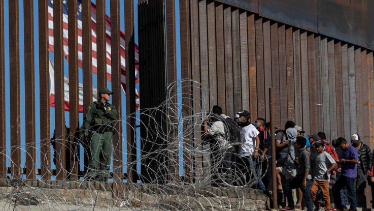 personas buscando asilo en frontera