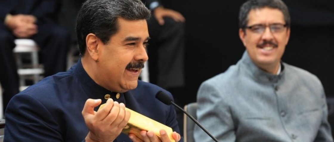 Lingote de Oro en mano de Maduro