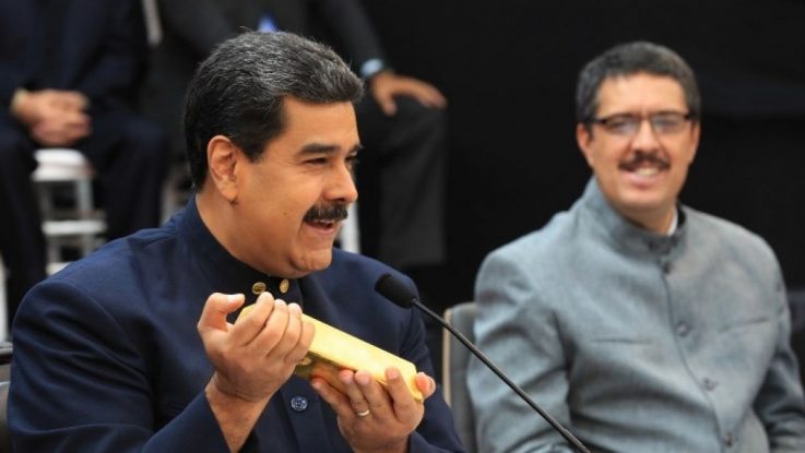 Lingote de Oro en mano de Maduro