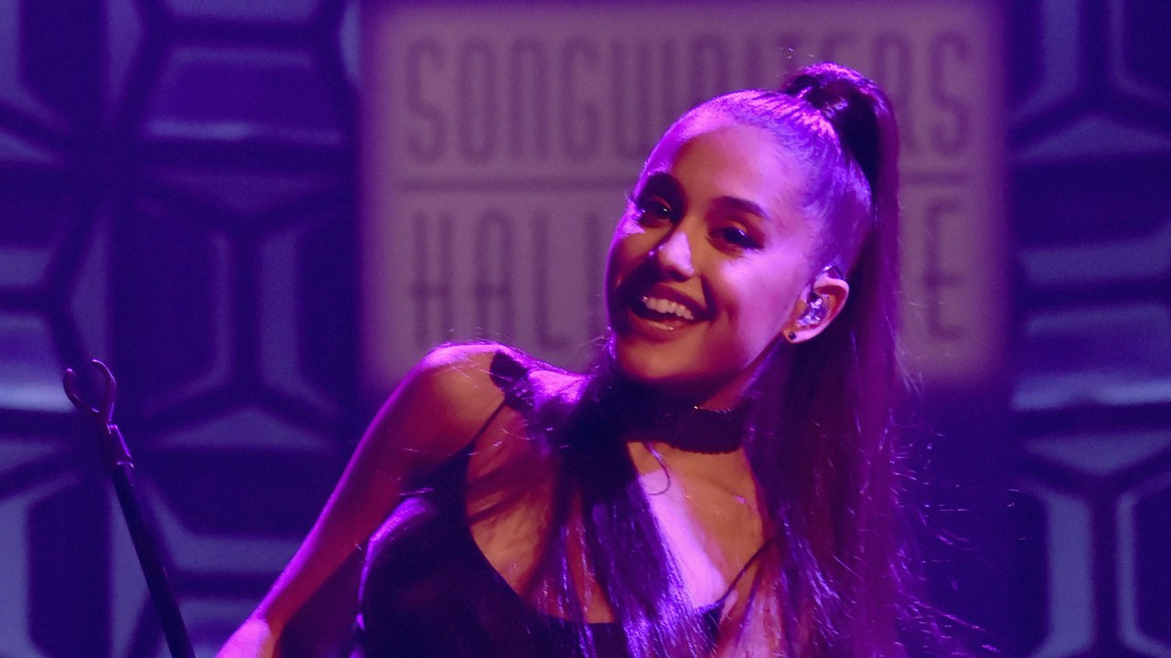 A Ariana Grande se le vio todo en un descuido durante un concierto