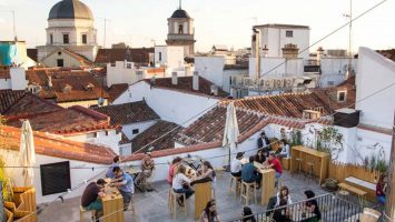 Madrid prohíbe las terrazas y recomienda el cierre de bares