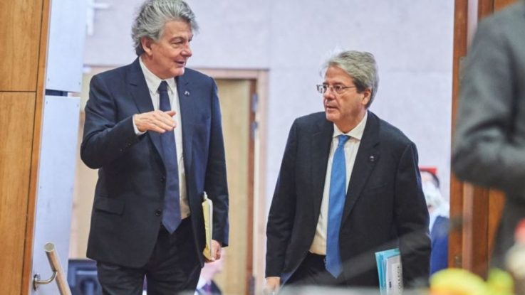 Dos comisarios abogan por los eurobonos para recuperar la economía