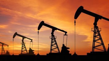 La OPEP+ busca frenar la caída del crudo con un recorte de la producción