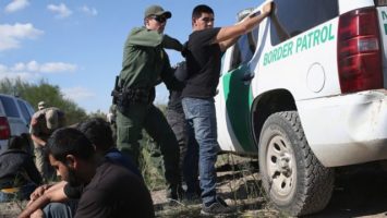 Inmigrantes con antecedentes penales podrían optar al Green Card